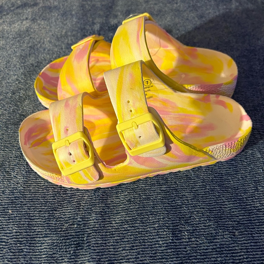 SLIPPERS - Picture 2 of 4